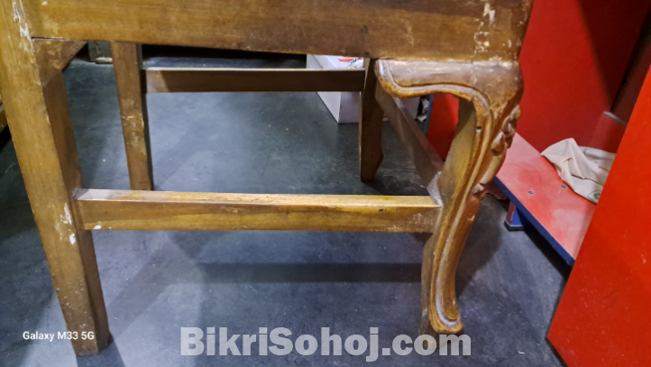 কাঠের চেয়ার